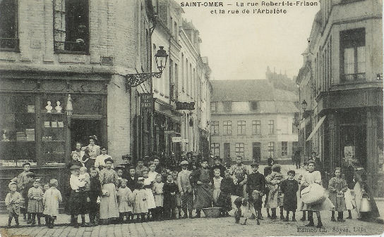  Cette rue qui se trouve dans le bas de la ville est trés annimée.On se situe ici au carrefour avec la rue de l'Arbalette, on voit sur la gauche une petite boutique, on peut aperçevoir les éclairages public tout nouveaux à l'époque et qui fonctionnaient au gaz.